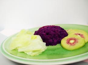 将捣成泥的紫薯、煮好的卷心菜、切好的猕猴桃摆盘。