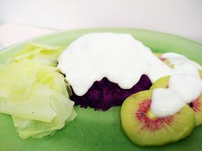 最后淋上酸牛奶就好啦！