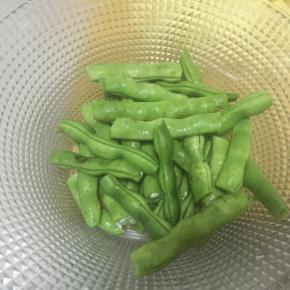 豆角掰成终止长 土豆滚刀切块 榨菜切碎 干辣椒切段  大蒜切碎