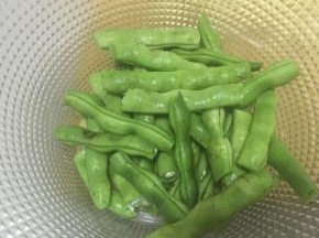 豆角掰成终止长 土豆滚刀切块 榨菜切碎 干辣椒切段  大蒜切碎