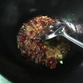 食用油七分热 加入少许花椒 豆瓣两勺 蒜末 干辣椒 炒香
