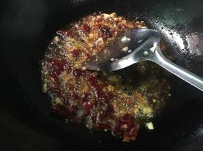 食用油七分热 加入少许花椒 豆瓣两勺 蒜末 干辣椒 炒香