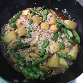 剩饭一碗 倒入锅中 炒匀 再焖5分钟 即可