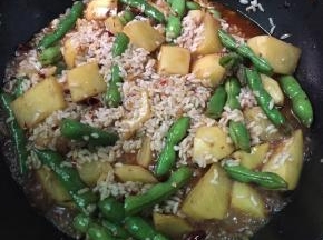 剩饭一碗 倒入锅中 炒匀 再焖5分钟 即可