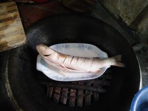 将鱼解剖好，上面划几道口子。