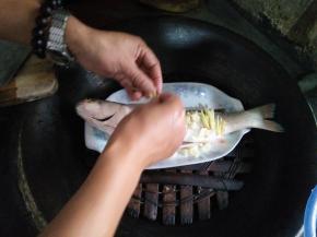 放上盐、姜、辣椒少许