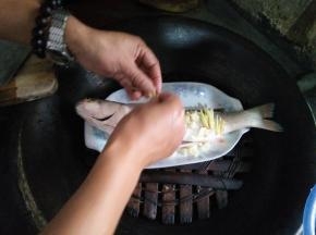 放上盐、姜、辣椒少许