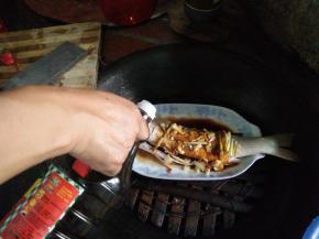 倒入酱油、料酒少许。放入蒸锅中蒸半个小时