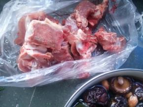 将香菇海带花生血豆洗干净后放冷水浸泡1小时