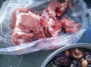 将香菇海带花生血豆洗干净后放冷水浸泡1小时