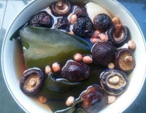 洗净排骨放在旁边准备
