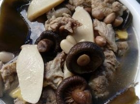 将食材放入高压锅中，小火炖一小时，适时放入味精盐