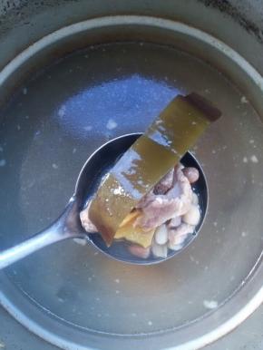 炖好的大杂烩舀出，依个人口味放蘸酱，即可