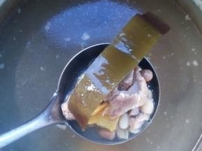 炖好的大杂烩舀出，依个人口味放蘸酱，即可