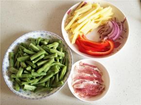 豆角洗净，掰段。土豆削皮切条。五花肉切片，洋葱，甜椒切丝，大蒜切末备用。