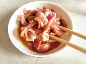 提前将五花肉内加入胡椒粉、料酒、盐、酱油适量腌制。