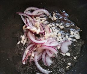 热锅冷油，放入蒜末和洋葱爆香。