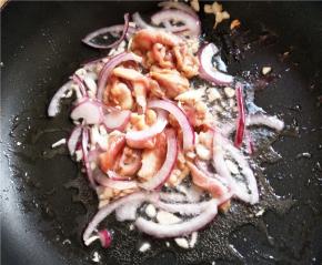 待香味飘出后，加入五花肉继续翻炒至变色。