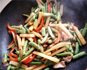 炒制6分熟，加入纯净水，没过菜即可。大火煮开加入盐调味。