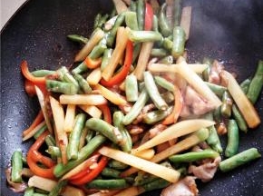 炒制6分熟，加入纯净水，没过菜即可。大火煮开加入盐调味。