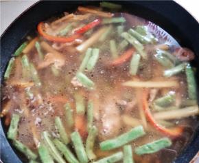 开锅后，盛出一碗汤汁备用。