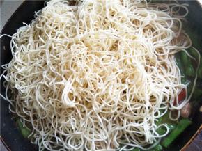 将面条均匀铺开至菜上，开上锅盖小火焖。