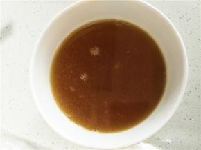 3分钟后打开锅盖，将面条翻转一下，顺便查看汤汁的剩余量，若汤汁较多，可开大火收汁，盖上锅盖继续焖一分钟。