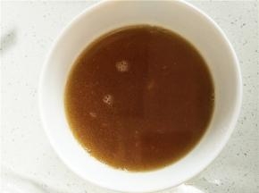 3分钟后打开锅盖，将面条翻转一下，顺便查看汤汁的剩余量，若汤汁较多，可开大火收汁，盖上锅盖继续焖一分钟。