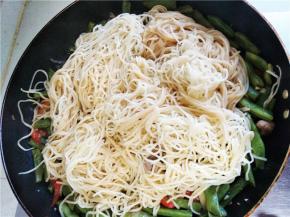 关火，将之前盛出的汤汁倒入锅内，搅拌均匀，出锅即可。