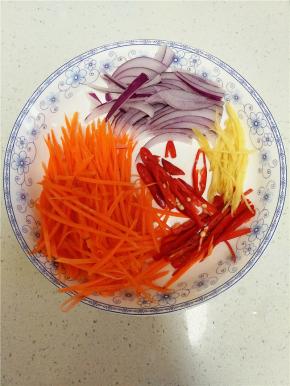 胡萝卜洗净削皮后也切成丝状，红椒切丝，姜切丝洋葱切丝。选用洋葱首先为了提味，其次为了菜品色泽更为鲜艳。没有洋葱也可选用小葱代替。