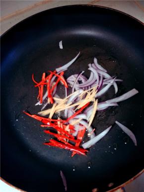 热锅放油，油热后，放入洋葱红椒姜丝爆香。