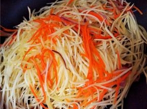 随后开大火，放入土豆丝，快速翻炒。加入鸡精、花椒适量，耗油少许，耗油的加入只是为了提鲜。断生后放盐，出锅，装盘。