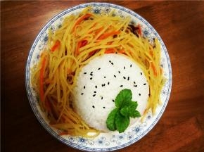 配上香糯的白米饭，一道快手土豆丝就可以愉悦享用了。