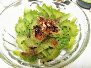 红椒一半切丝，另一半切成小圆圈。