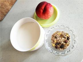 这道甜品食材非常简单，这里所选用的是用酸奶机自制的酸奶。酸奶中加入少许蜂蜜，进行调味。