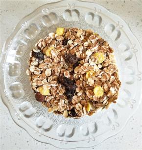 干净的碗中先放置少于燕麦置于碗底。