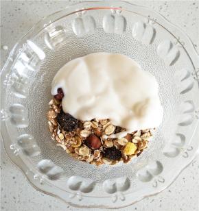 燕麦上倒入调好味的酸奶，铺满厚厚的一层。