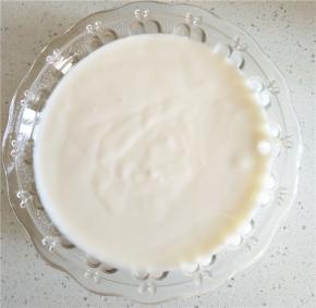 在于酸奶上放入燕麦片，此时可根据个人喜好选择适量的燕麦片，然后重复上述步骤，在加入酸奶于表面。