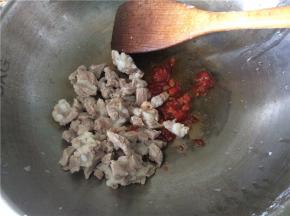 炒锅内倒入少许油，微热即可