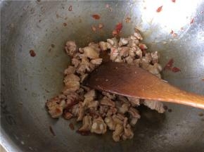 放入排骨煸炒至排骨逐渐变深 ，等到辣椒全方位附着在排骨之上继续反复爆炒