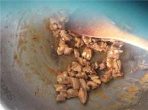 再倒入少许开水没过排骨，调中小火盖上锅盖焖15－20分钟