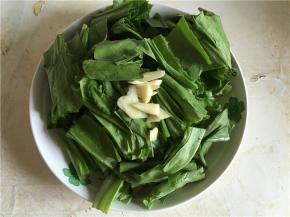 油麦菜洗净切段，蒜切片