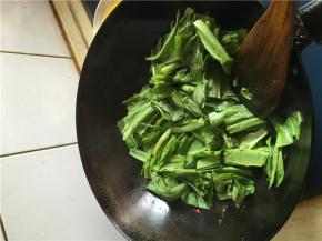 油锅烧热，冒烟放入蒜和油麦菜，大火爆炒2分钟。