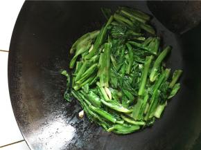 加入盐、蔬之鲜出锅