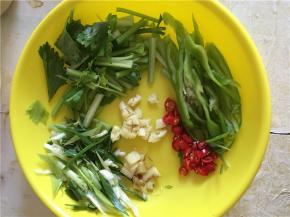 蒜头拍碎，青椒切丝，朝天椒切小圈，芹菜切段，大蒜蒜白部分拍碎斜着切段，姜片切小片