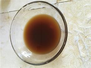 以料酒，米酒为主，其他少许盐，蔬之鲜，倒入碗里备用