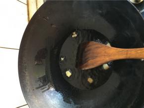 上锅油稍热下碎姜片