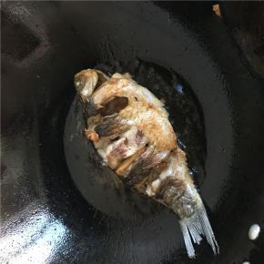 姜片微黄放鱼，两面煎至微微发黄