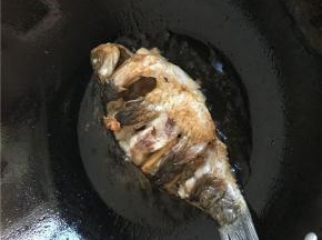 姜片微黄放鱼，两面煎至微微发黄
