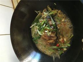 大火加热烧开调味汁后改小火烧7分钟后倒入步骤2准备好的佐料